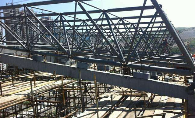 保定简述网架公司的黑色压型钢板的吊装步履